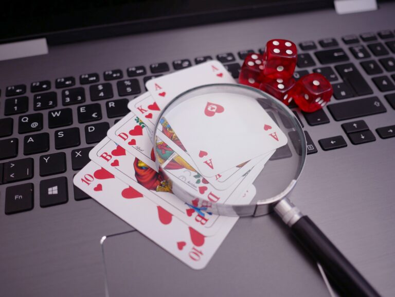 How Poker Pros Play Online: The Benefits and Challenges of Playing Online