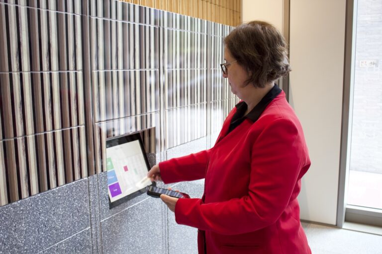 How smart locker technology supports flexible workers