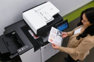 PR_MX953se-CX951se-CX950se-XC9535-C9525_Overhead_ENV_person-checking-trifold-brochure-printout
