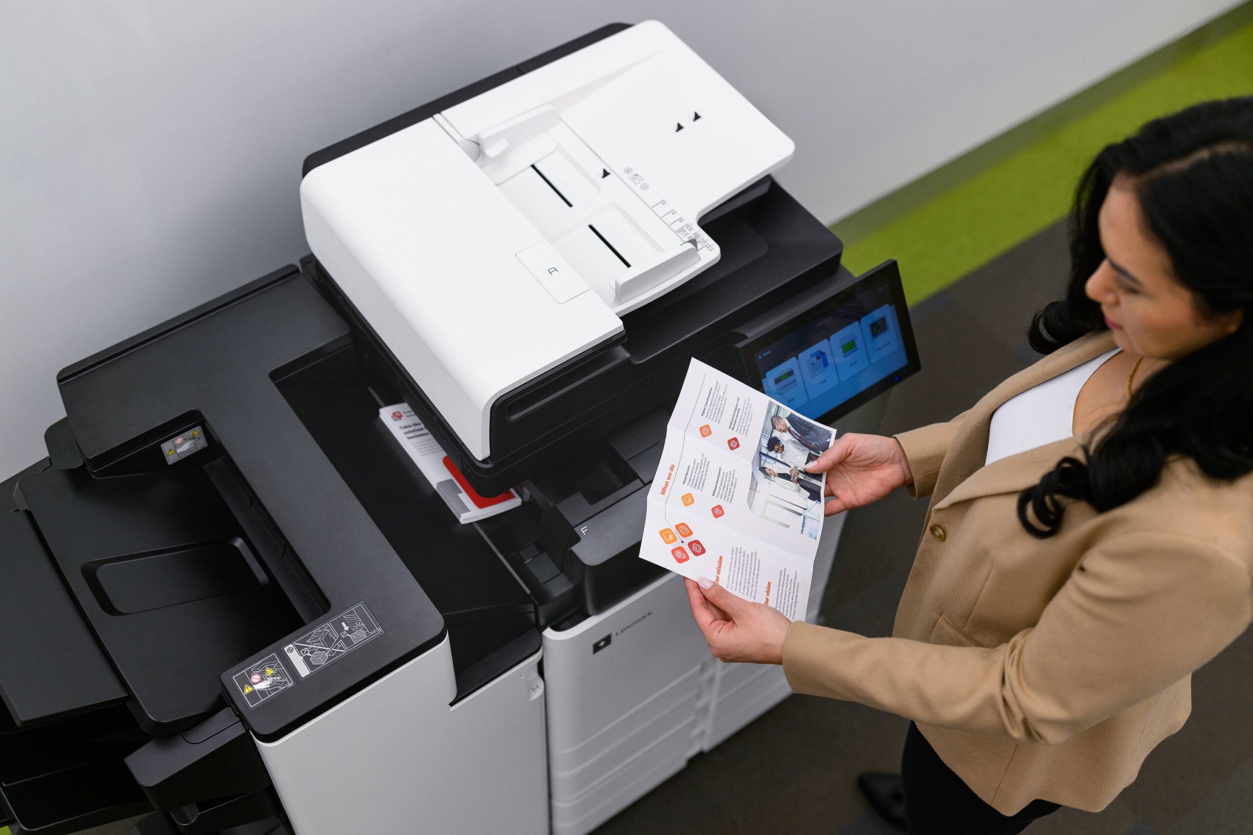 PR_MX953se-CX951se-CX950se-XC9535-C9525_Overhead_ENV_person-checking-trifold-brochure-printout